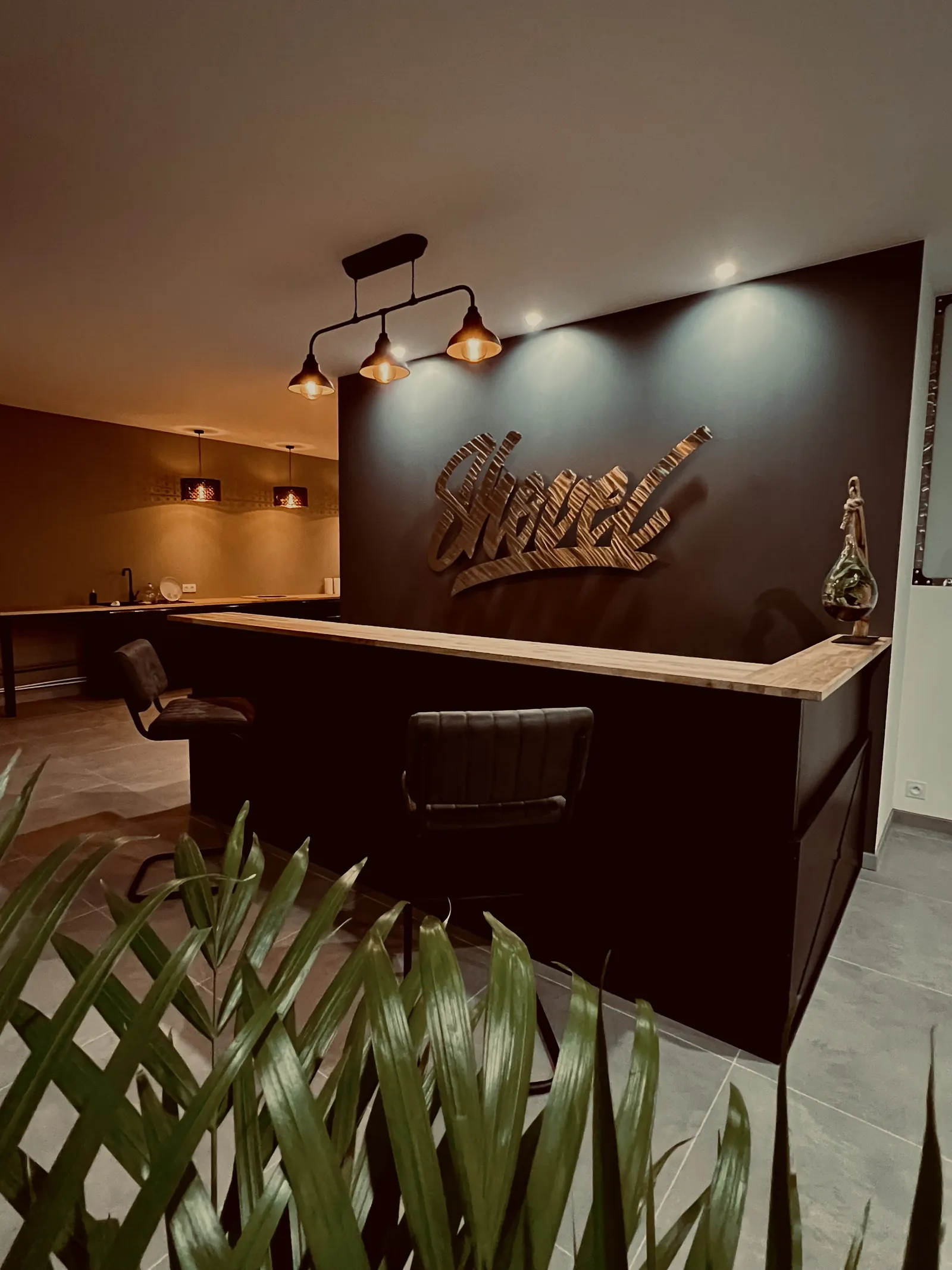 L'accueil du shop et son enseigne Shovel en métal