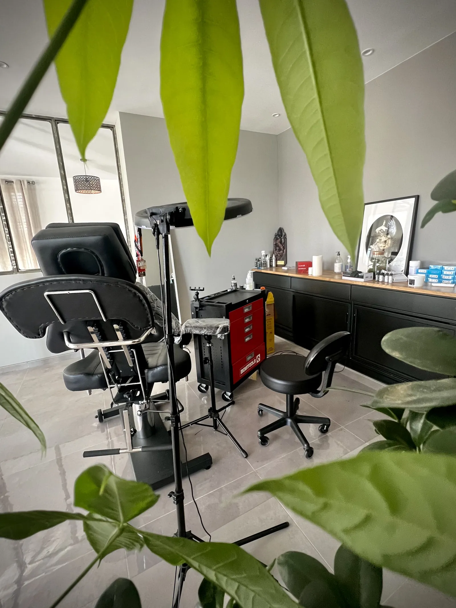 Un poste de tatouage entouré de plantes